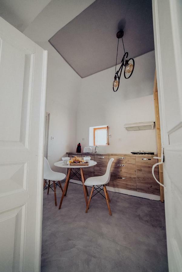 Pueblo Viejo Suites Kamári Esterno foto